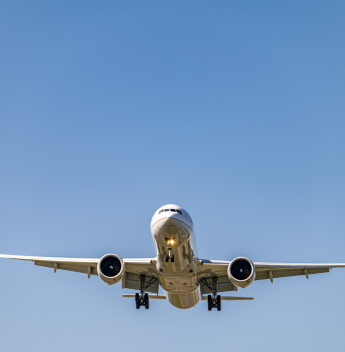 Ações de companhias aéreas caem e passagens disparam com escalada do conflito no Irã