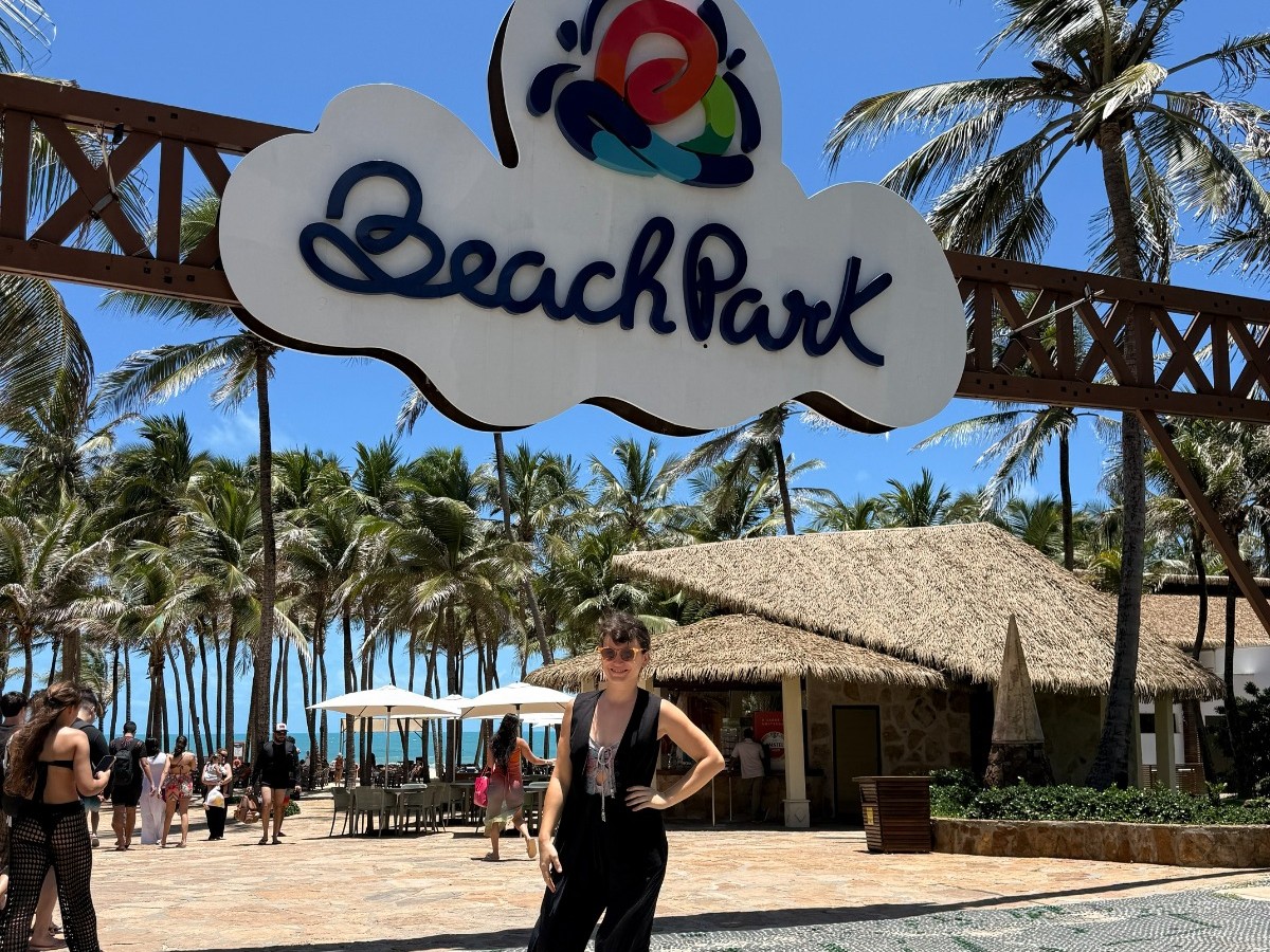 Bianca Bin aproveita atrações do Beach Park durante agenda no Ceará
