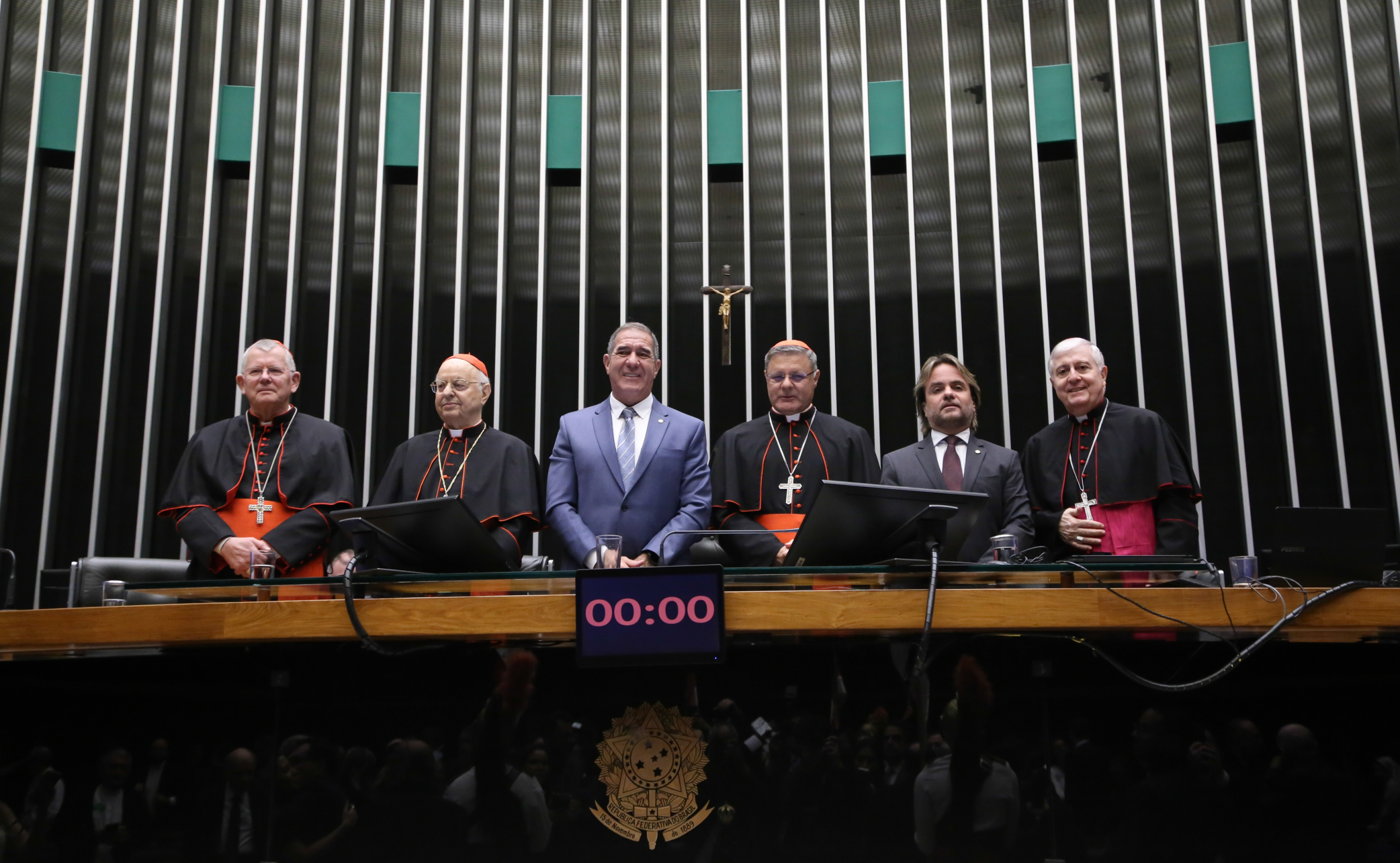 Luiz Gastão preside sessão na Câmara que celebra 200 anos das relações entre Brasil e Santa Sé