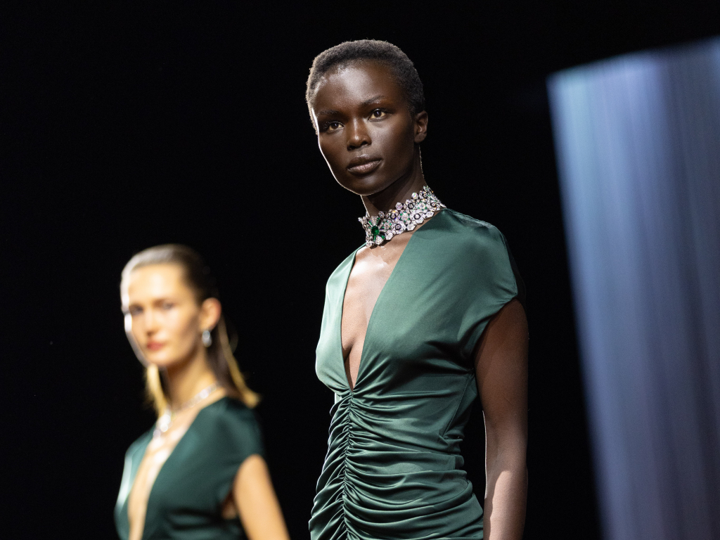 Joias ganham movimento em apresentação que mistura arte e design