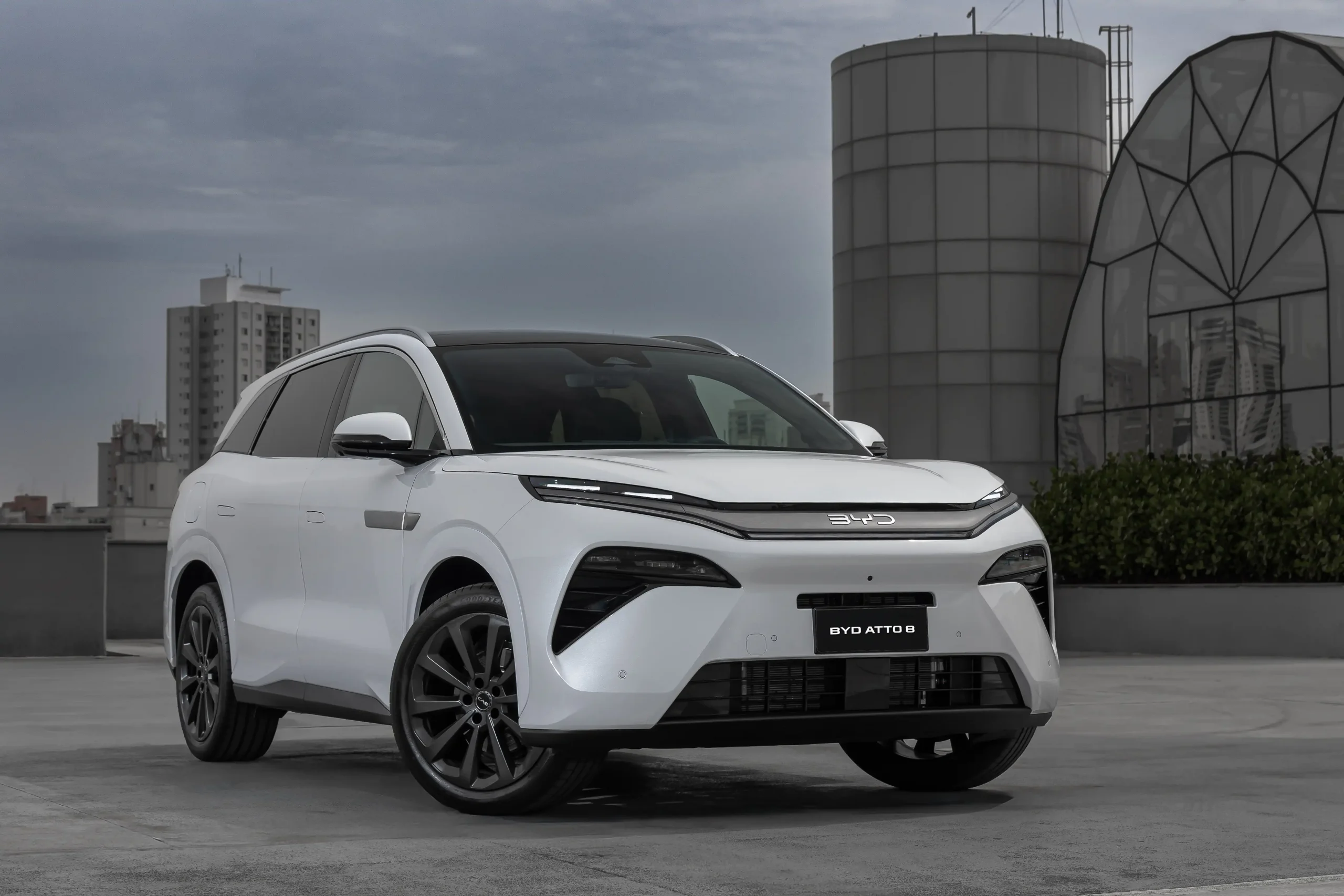 Dirigi o BYD Atto 8: SUV premium conta com 7 lugares e roda 111 km sem gasolina