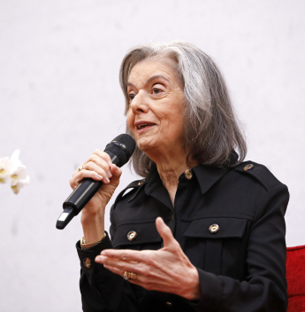 Ministra Cármen Lúcia encerra programação dos 50 anos da Uece com conferência sobre democracia e desinformação