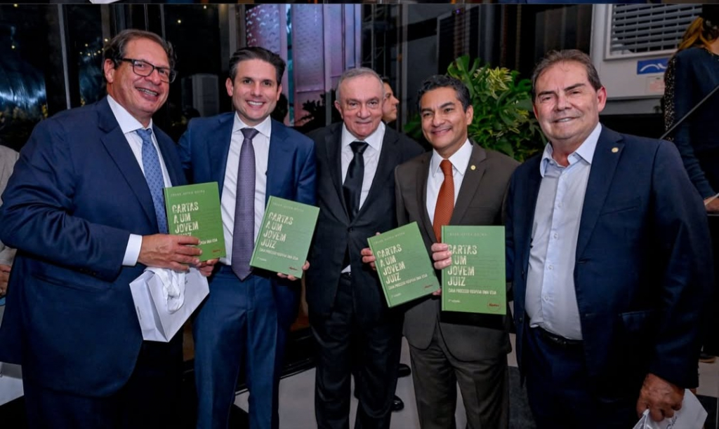 No coração de Brasília, lançamento de livro de Cesar Asfor Rocha reúne lideranças dos Três Poderes