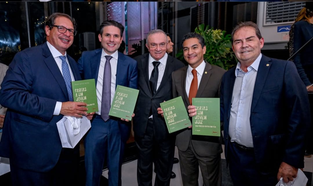 Em Brasília, lançamento de livro de Cesar Asfor agrega lideranças dos Três Poderes