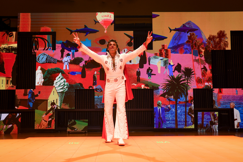 Chay Suede durante apresentação da montagem no palco. Fotos: Andy Santana / Brazil News