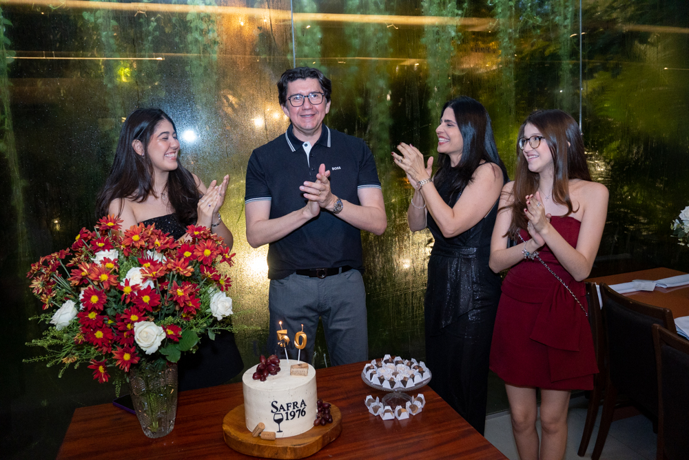 Entre homenagens e surpresa, Edson Santana celebra novos marcos de vida e carreira