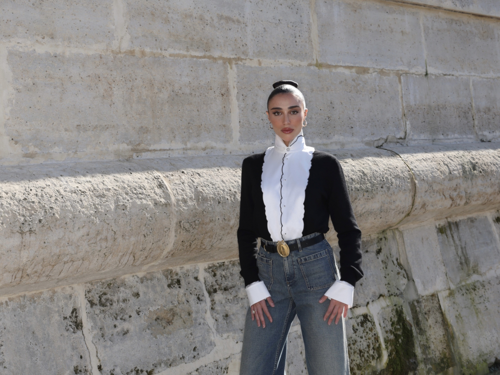 Convidada da maison, Elisa Zarzur circula pela temporada de moda na capital francesa. Créditos: Rogger Cordeiro 