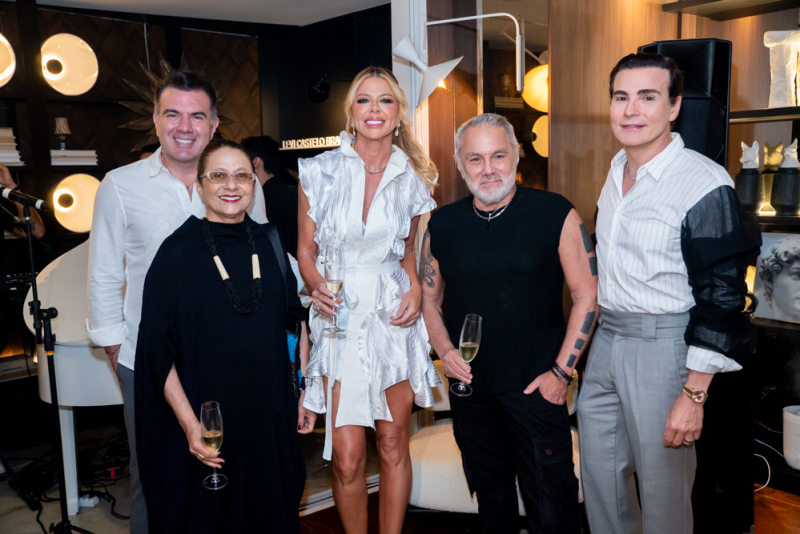 Brinde Duplo - Patrícia e Danilo Dias celebram casa nova e Bodas de Prata com recepção elegante no Meireles