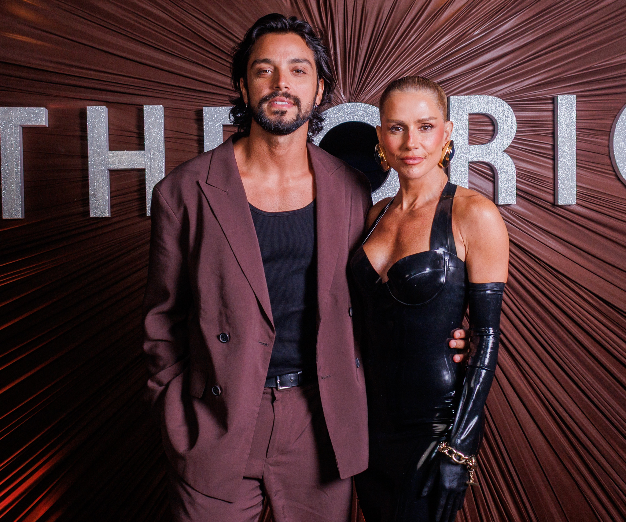 Deborah Secco, Rodrigo Simas e convidados prestigiam lançamento de marca de cosméticos em São Paulo