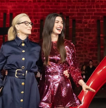Anne Hathaway e Meryl Streep movimentam o México na première de “O Diabo Veste Prada 2”