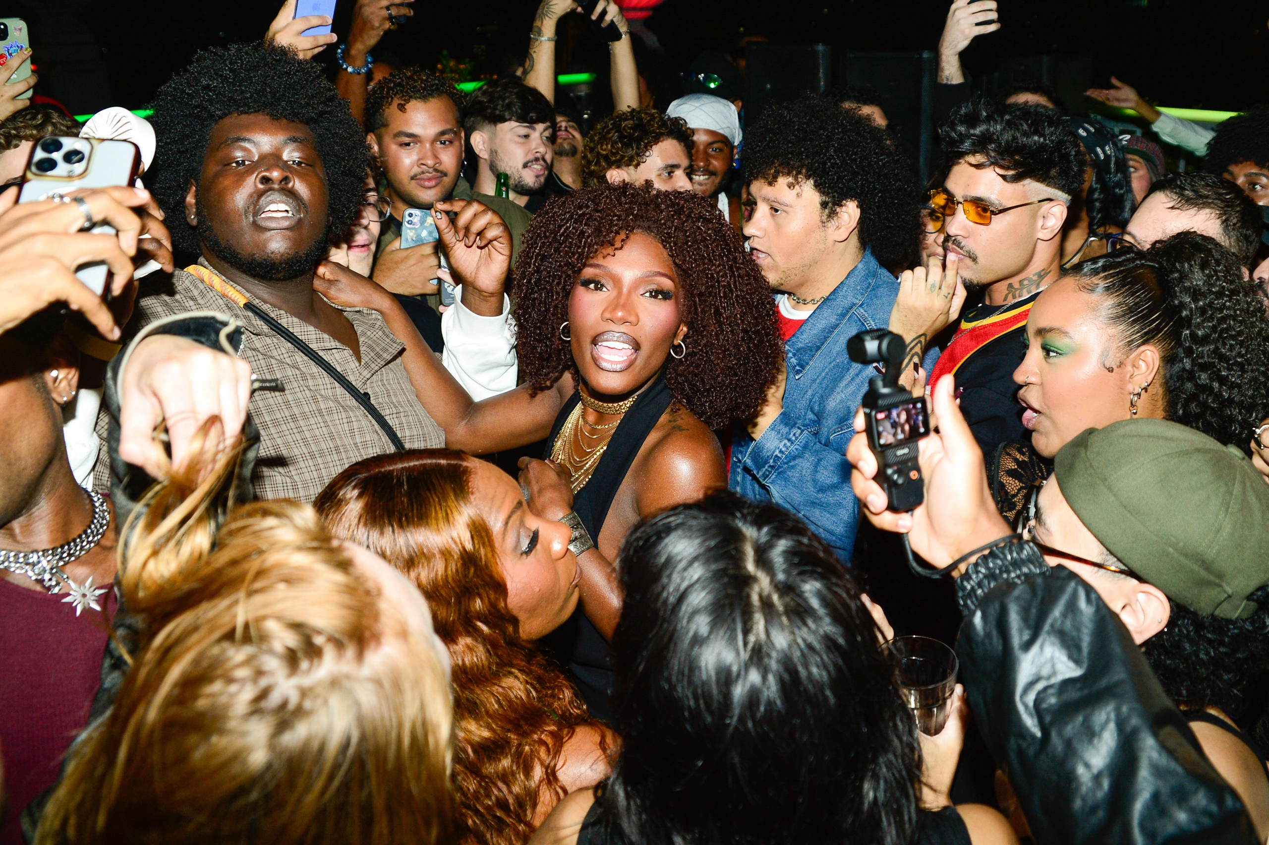 Duas potências do pop: Sabrina Carpenter e Doechii em São Paulo. Fotos: Patrícia Devoraes e Eduardo Martins/Brazil News