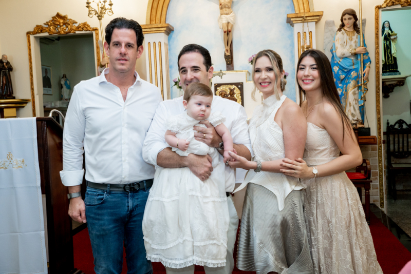 Rito Familiar - Fábia e Leonardo Carneiro celebram o batizado de Leo em manhã de bênçãos