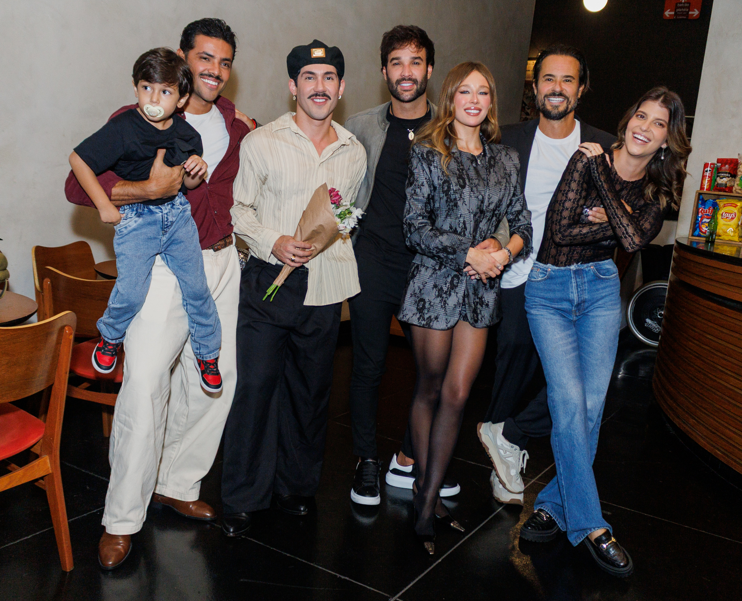 Famosos prestigiam estreia do espetáculo “Qualquer Gato Vira-Lata Tem Uma Vida Sexual Mais Sadia que a Nossa!” em São Paulo