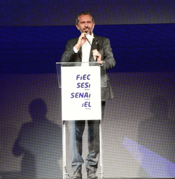 Elmano destaca expansão da indústria que, hoje, já emprega 390 mil cearenses