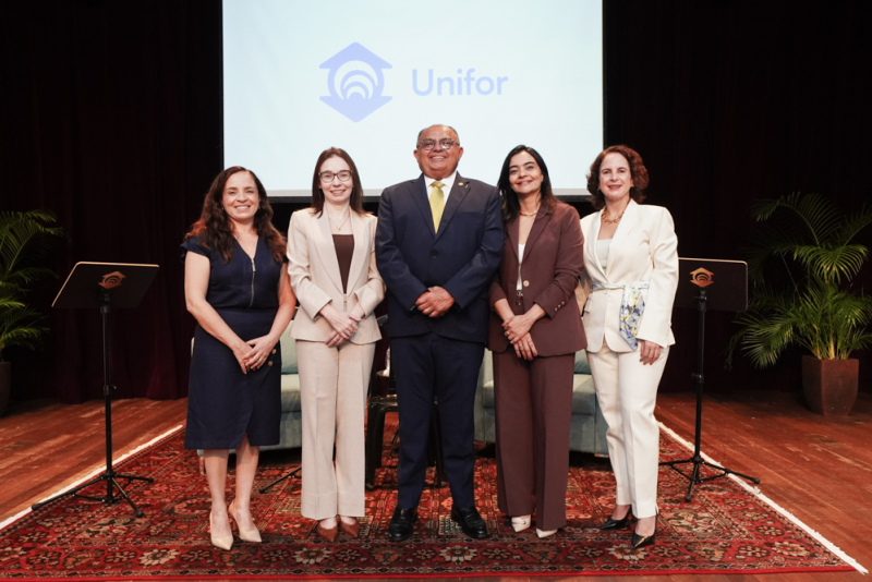 Aula Magna com ministro Teodoro Santos reúne grande público na Universidade de Fortaleza