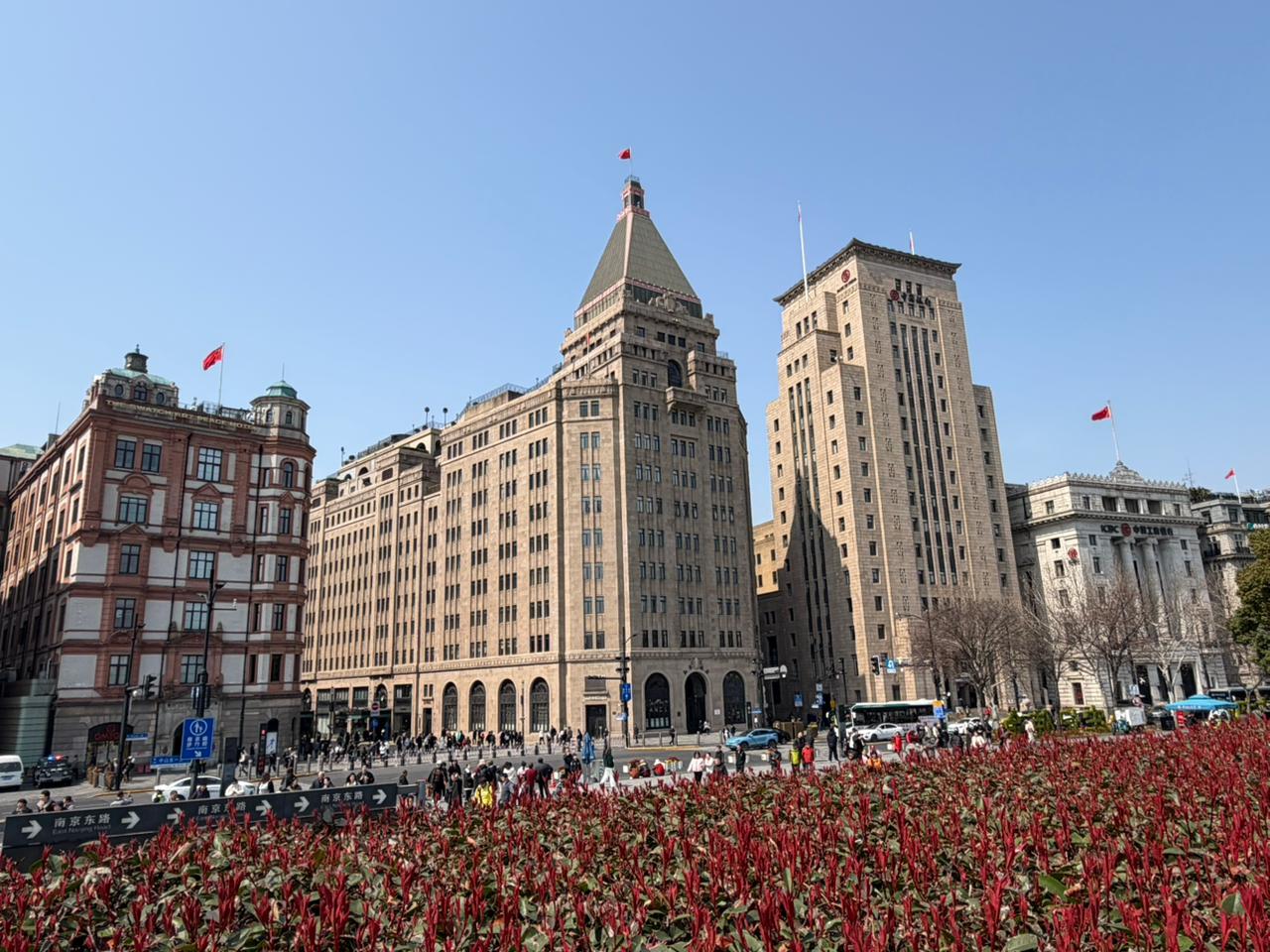 Bancos históricos, hotéis de luxo e arquitetura monumental marcam a paisagem do Bund, em Xangai