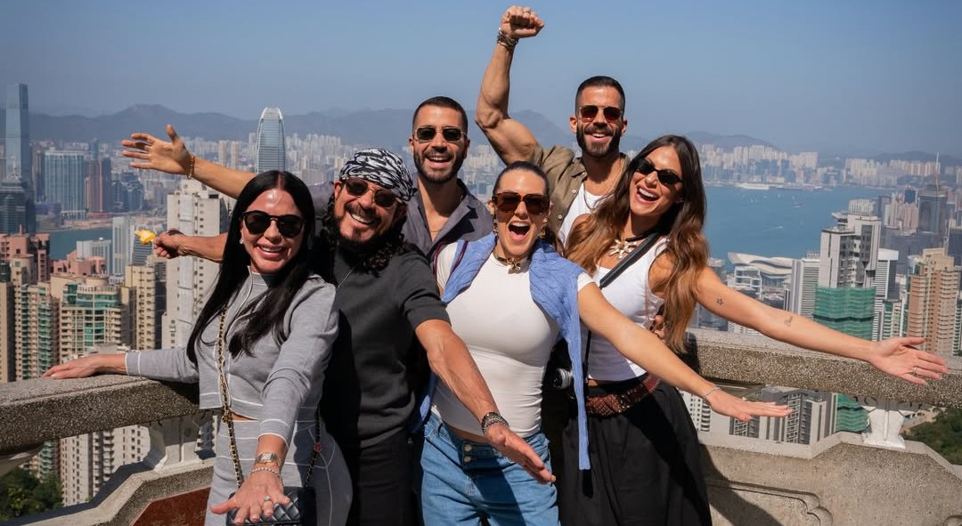 Bell Marques explora o icônico Monster Building durante passagem por Hong Kong