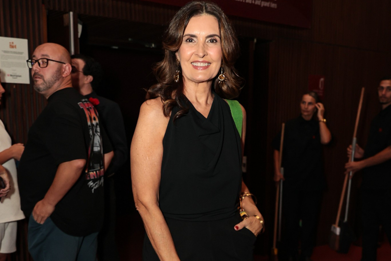 SESSÃO ESPECIAL - Celebridades prestigiam pré-estreia do musical “Diana – A Princesa do Povo” no Rio