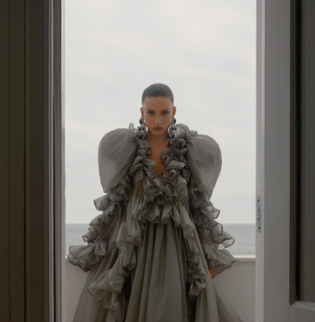 Livia Nunes aposta em look YSL em estreia do Golden Globes no Brasil