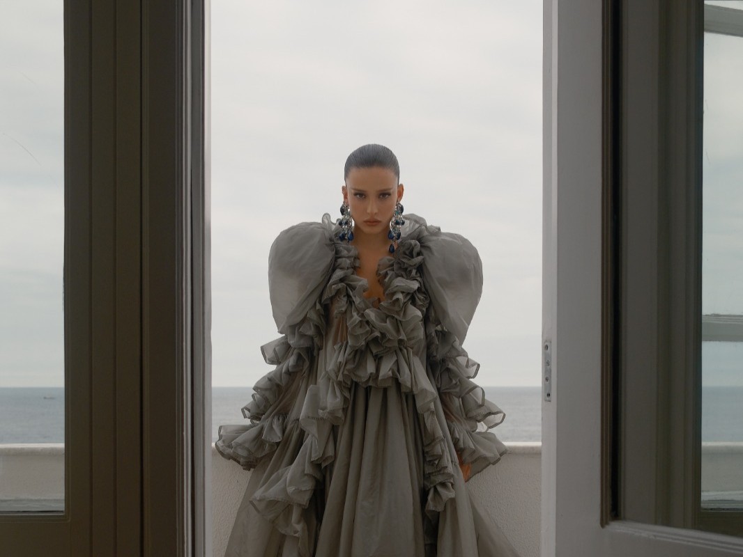 Livia Nunes aposta em look YSL em estreia do Golden Globes no Brasil