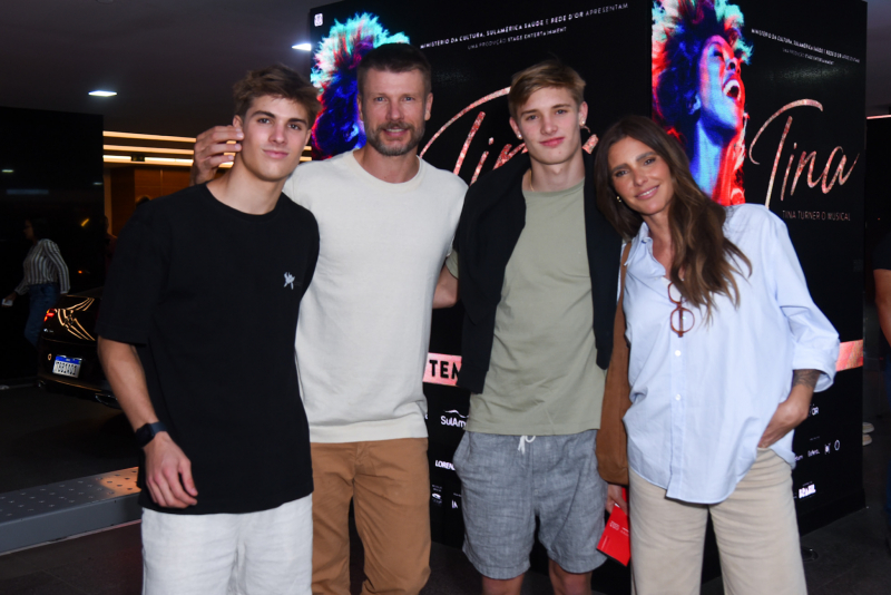 Com os filhos gêmeos, Fernanda Lima e Rodrigo Hilbert prestigiam “Tina, O Musical” em São Paulo