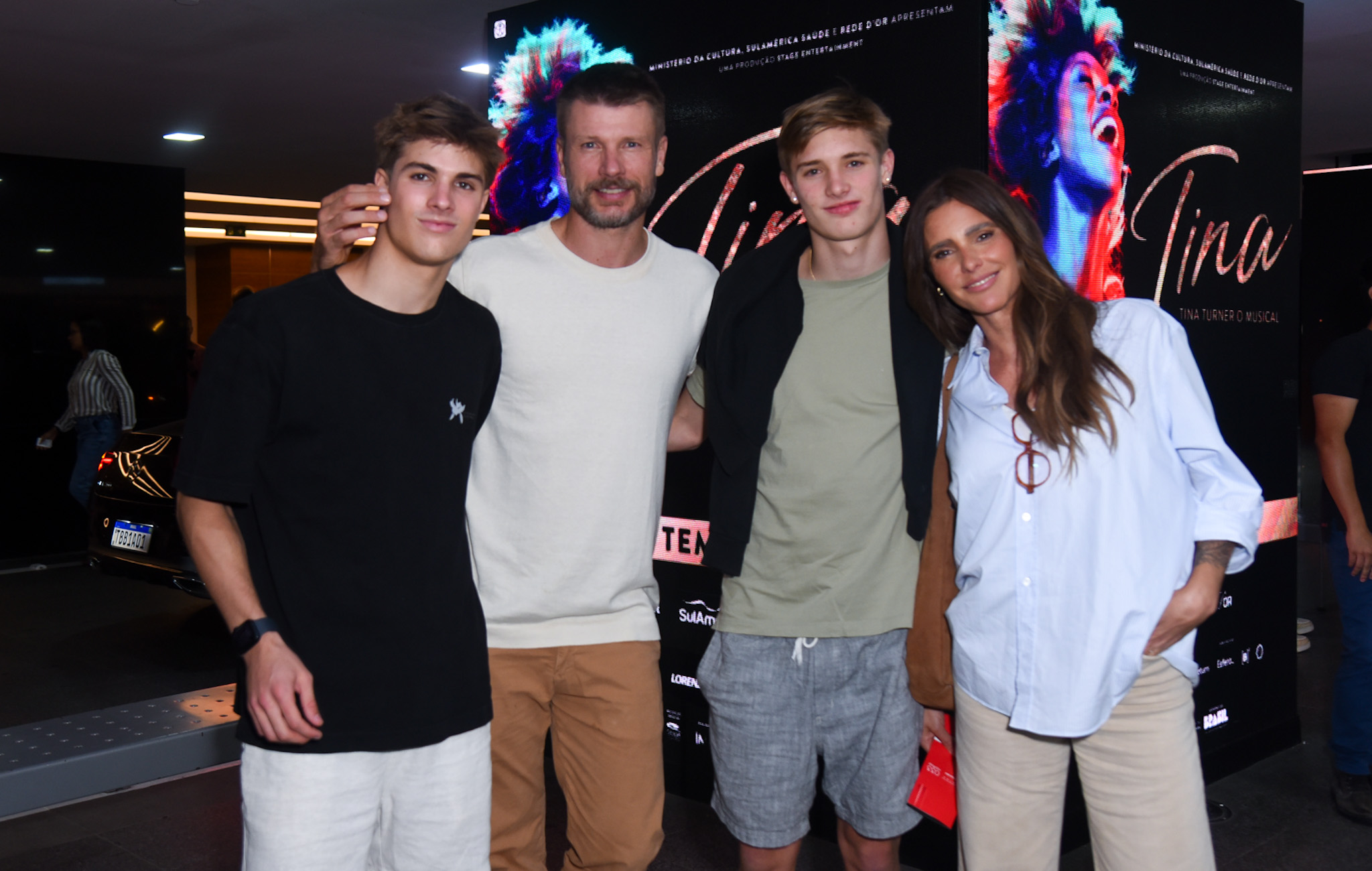 Com os filhos gêmeos, Fernanda Lima e Rodrigo Hilbert prestigiam “Tina, O Musical” em São Paulo