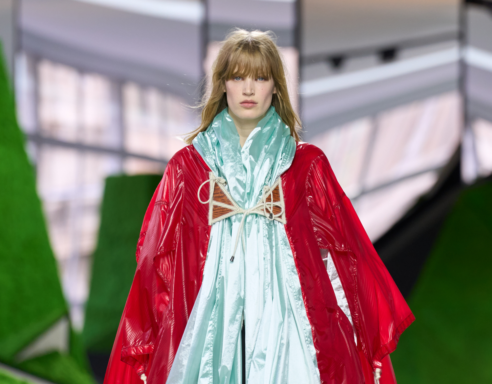 Louis Vuitton transforma Cour Carrée do Louvre em paisagem natural para desfile da coleção inverno 2026