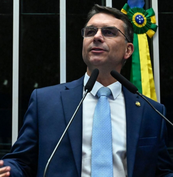 Senador Flávio Bolsonaro sugere pagamento por hora como alternativa ao fim da escala 6×1