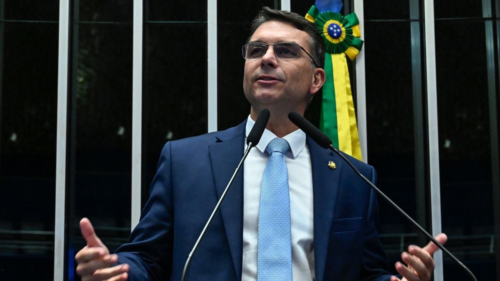 Flávio Bolsonaro retoma articulação com Ciro Gomes e discute apoio do PL ao governo do Ceará