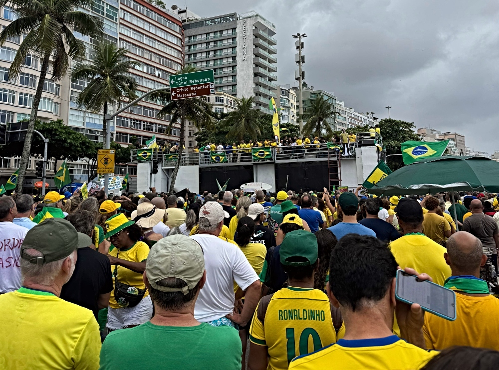 Flávio Bolsonaro marca presença em atos políticos no Rio de Janeiro e São Paulo