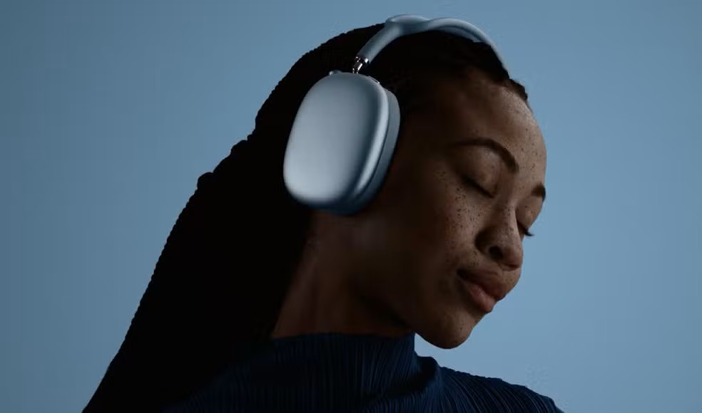 Por R$ 6.590, Apple lança AirPods Max 2 com cancelamento de ruído aprimorado e tradução ao vivo