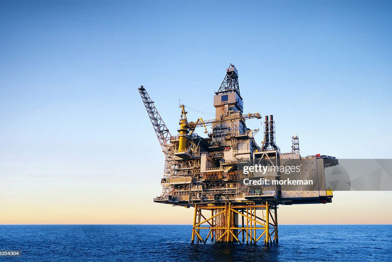 EUA flexibilizam sanções e autorizam venda temporária de petróleo russo em meio à disparada dos preços