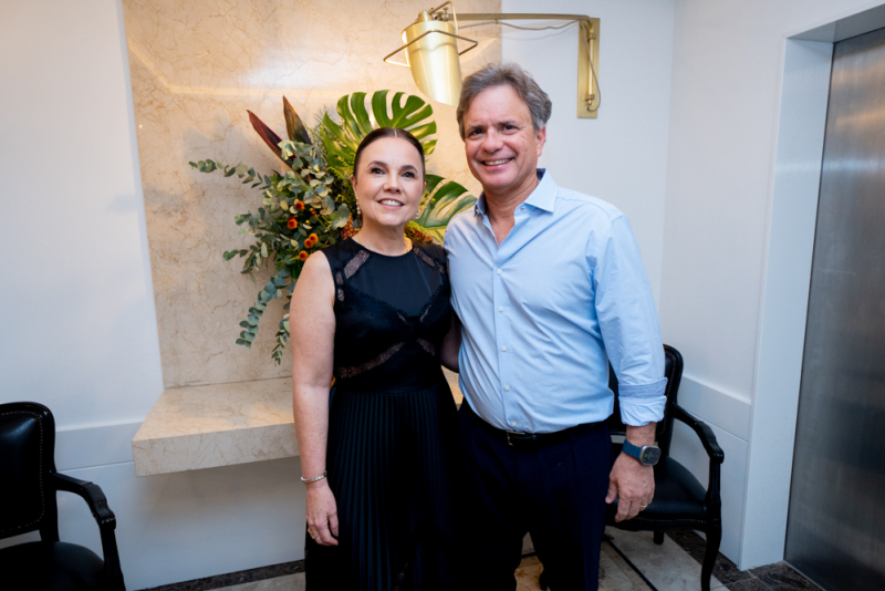 Em petit comité, Gyna Machado celebra os 60 anos de André Jucá no Meireles