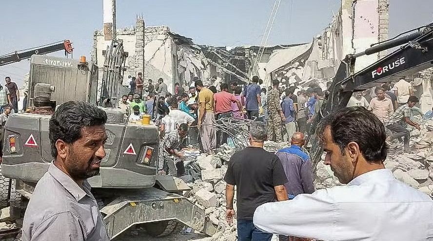 Ataque devastador a escola no sul do Irã levanta suspeitas sobre operação militar perto do Estreito de Ormuz