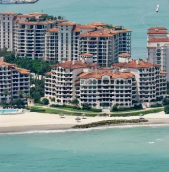 Ilha privada de Miami lidera ranking dos CEPs mais caros dos EUA