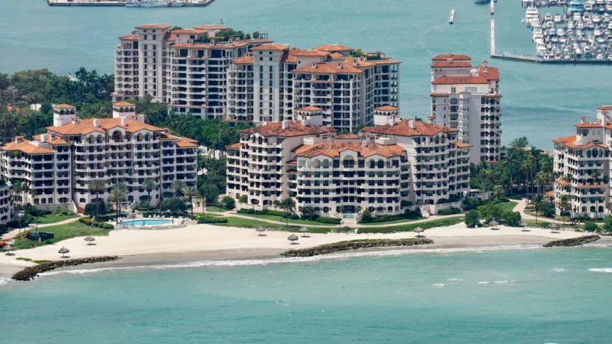 Ilha privada de Miami lidera ranking dos CEPs mais caros dos EUA