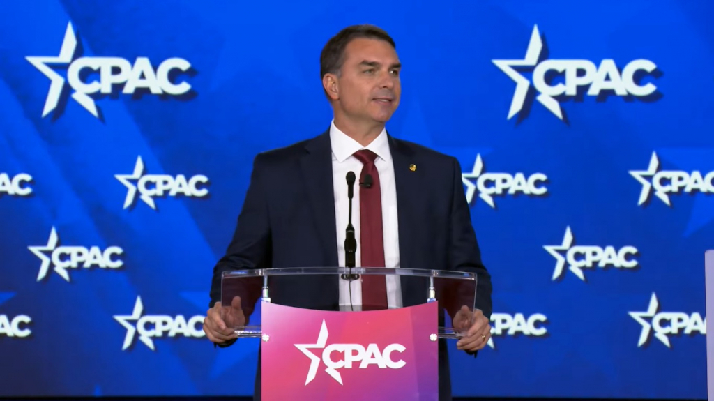 Flávio Bolsonaro discursa na CPAC 2026 - Fotos: Reprodução/Youtube