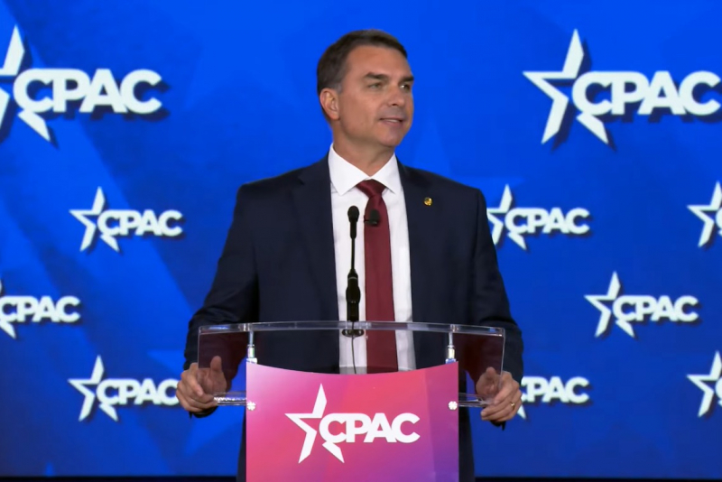 Na CPAC, Flávio Bolsonaro pede pressão diplomática e acompanhamento internacional das eleições no Brasil