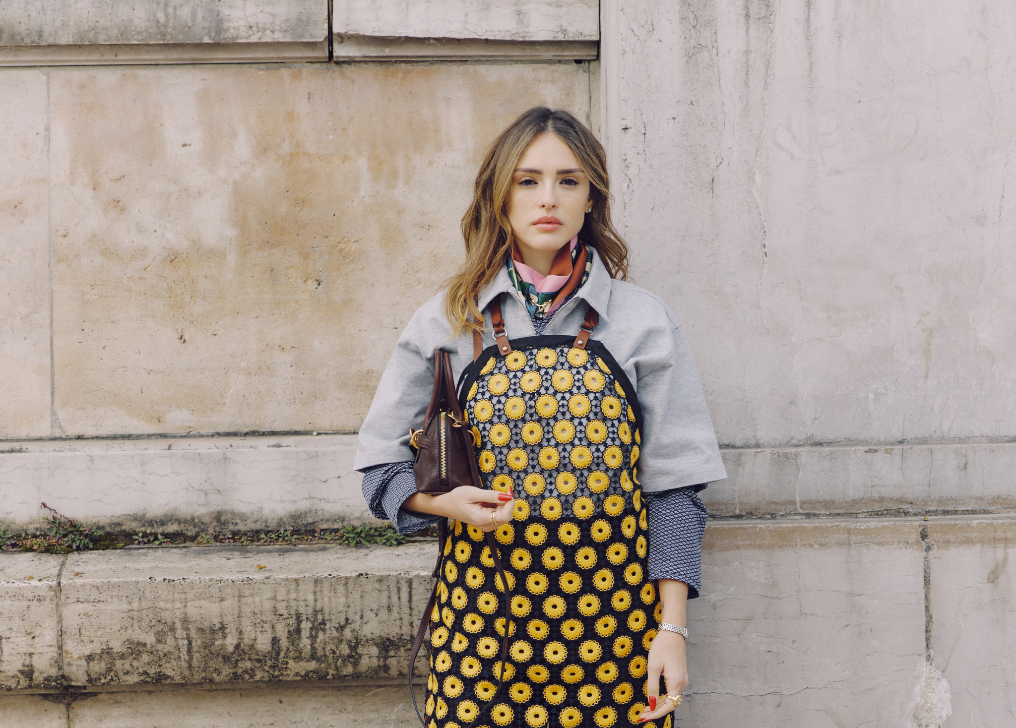 Isabelle Drummond surge no desfile da Miu Miu em Paris durante pausa na agenda de gravações