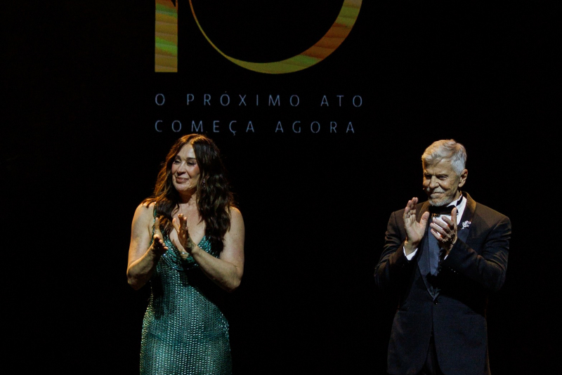 Famosos levam glamour à celebração de 10 anos do Teatro Santander em São Paulo