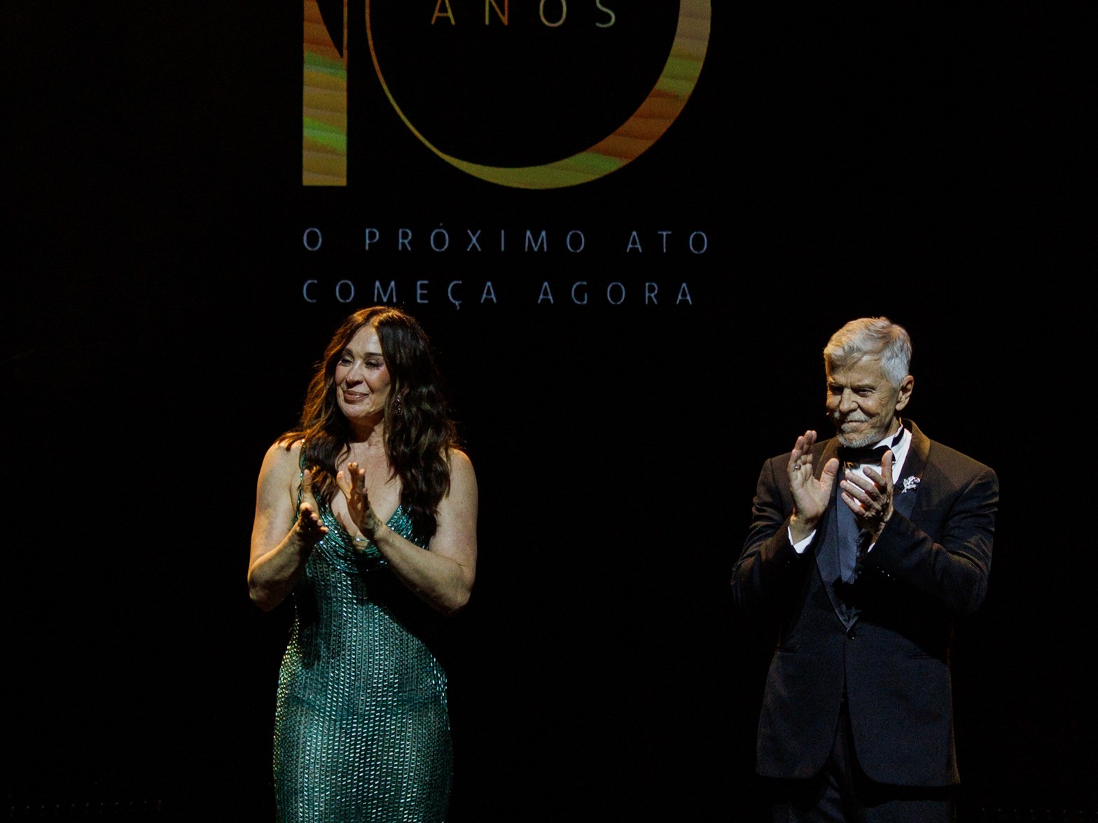 Famosos levam glamour à celebração de 10 anos do Teatro Santander em São Paulo