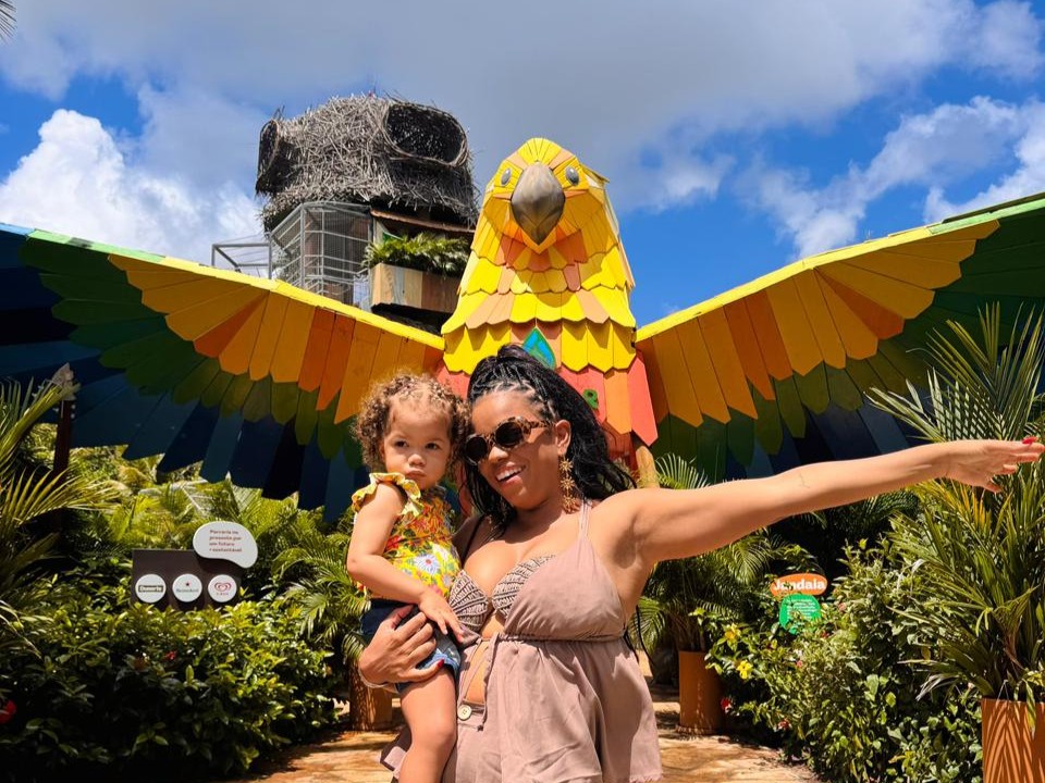 Jeniffer Nascimento apresenta o Beach Park à filha durante pausa nas gravações de ‘Êta Mundo Melhor’