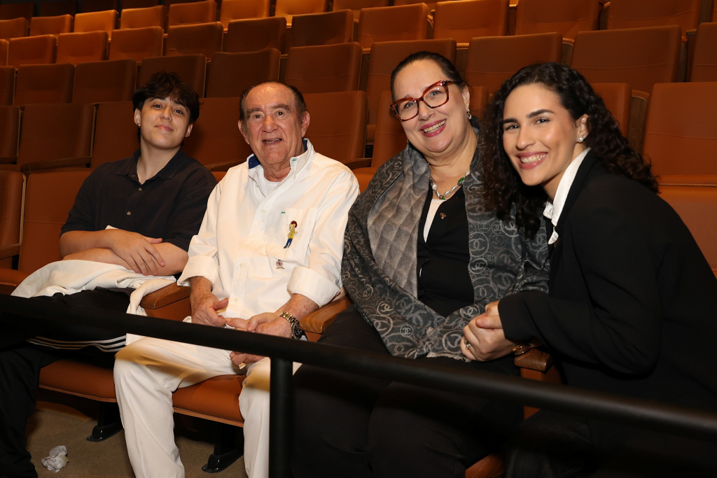 Julia Aragão (neta), Renato Aragão, Lilian Taranto (esposa) E Livian Aragão (filha) 6