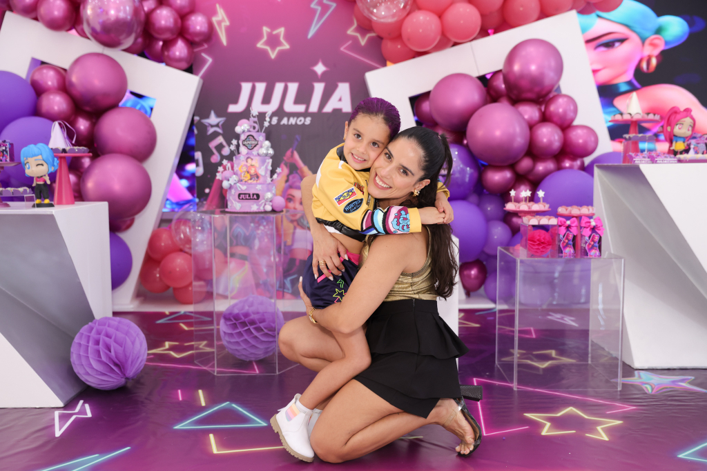 Julia E Camilla Camargo