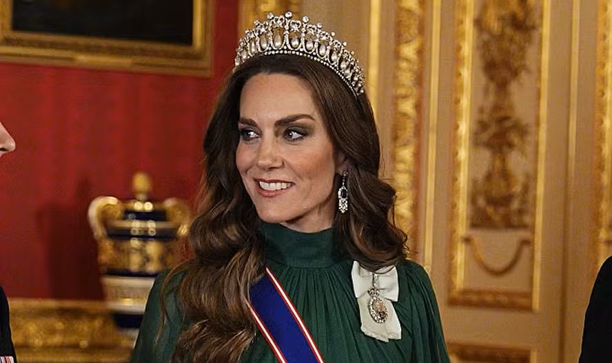 Kate Middleton ressurge com tiara icônica em banquete de Estado e reforça elegância da monarquia britânica