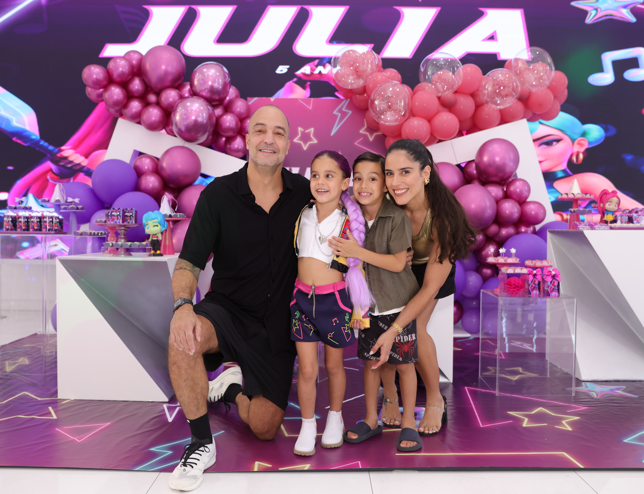 Camilla Camargo comemora 5 anos da filha Julia com Zezé Di Camargo e família em São Paulo
