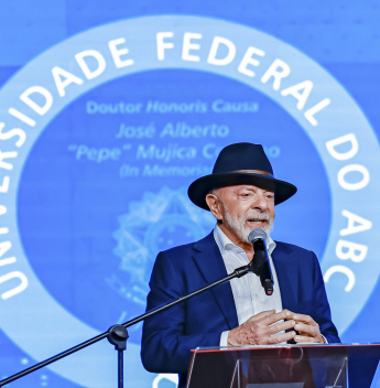 Lula reforça presença do Brasil em cúpula da Celac na Colômbia