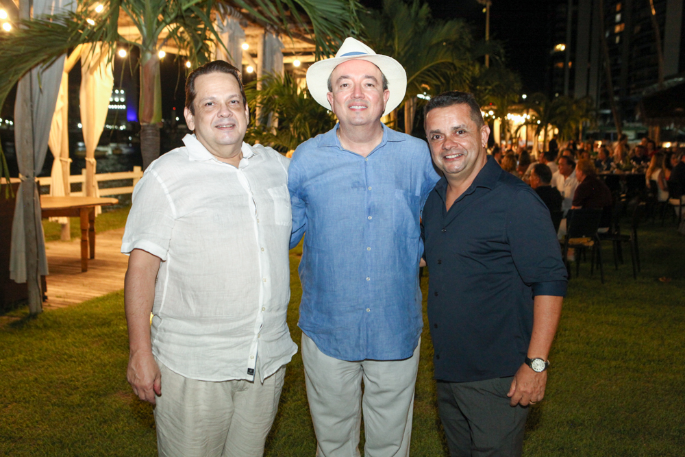 Noite festiva marca o aniversário do médico Weiber Machado no Iate Clube de Fortaleza
