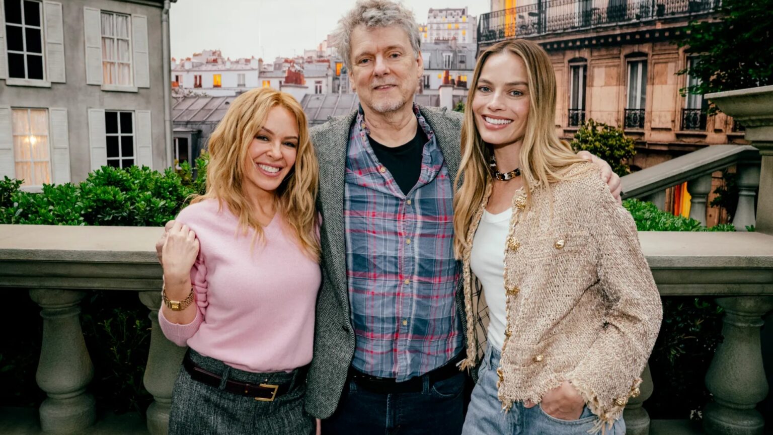 Margot Robbie e Kylie Minogue estrelam campanha retrô da nova bolsa Chanel 25