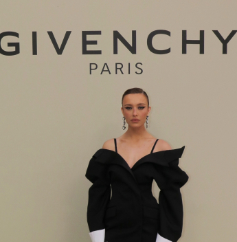 Maria Braz aposta em alfaiataria para desfile da Givenchy em Paris